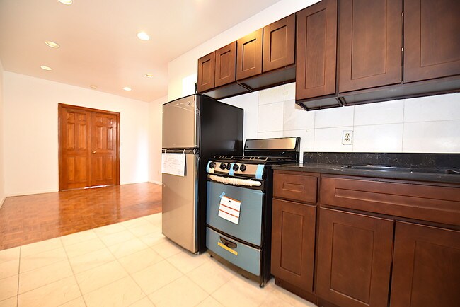 Building Photo - 226 W 4th St