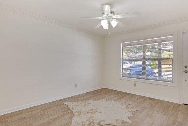 Living Area - 112 Hillside Dr
