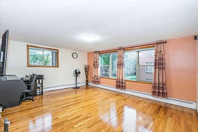 Foto del edificio - 2245 W Farwell Ave