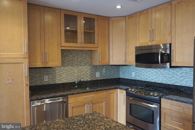 Foto del edificio - 8220 Crestwood Heights Dr
