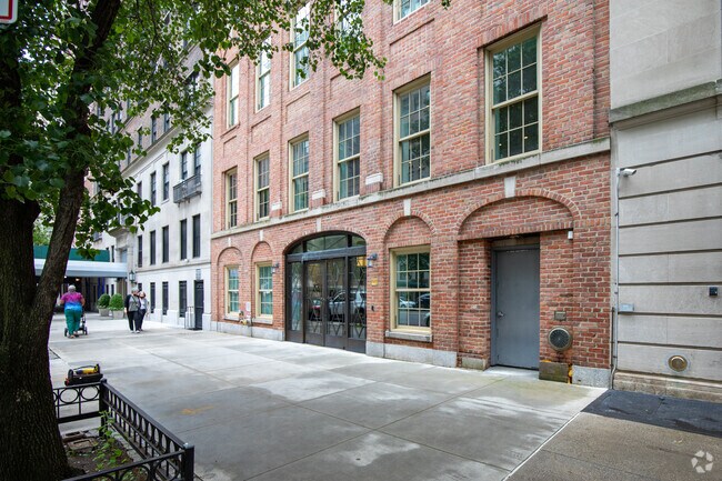 Building Photo - 40-42 E 72nd St