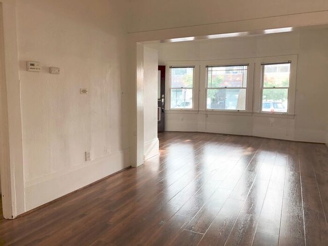 Building Photo - Large Midtown 1 bedroom Flat