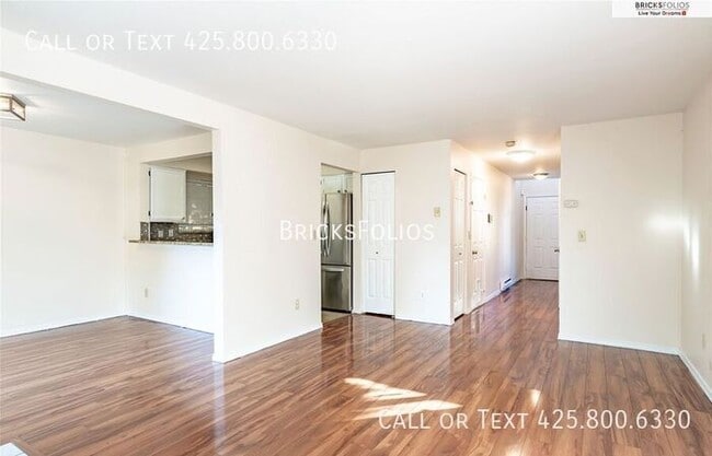 Foto del edificio - Bright & Modern End-Unit Townhome with Pool and Fitness Center