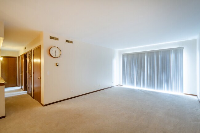 Foto del edificio - 6400 W Berteau Ave
