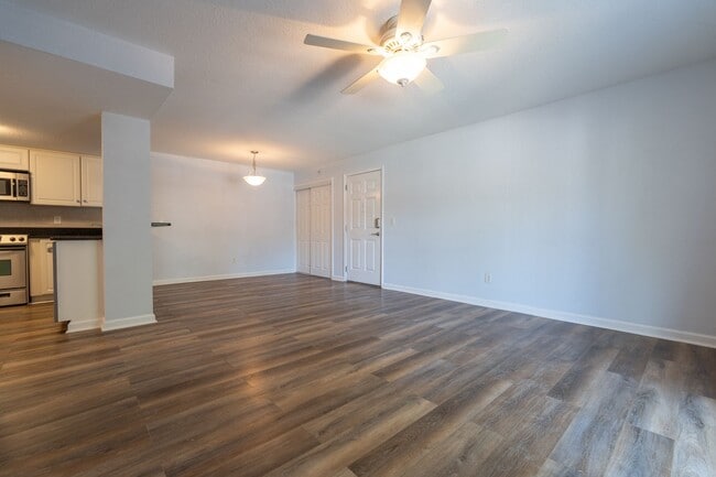 Building Photo - MOVE IN READY 2-bedroom in Virginia Beach!