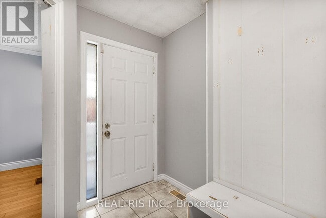 Building Photo - 1905 Des Épinettes Ave