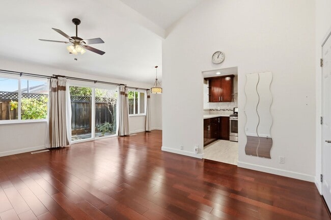 Foto del edificio - Condo, updated kitchen, garage