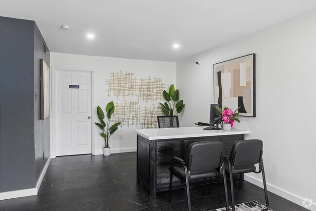 Oficina de arrendamiento renovada - The Milo Apartments
