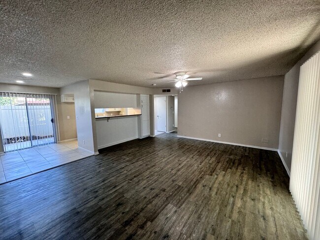 Foto del edificio - Available Soon!