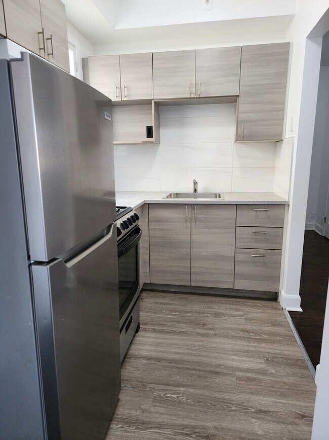 Building Photo - 555 Boul Marcel-Laurin