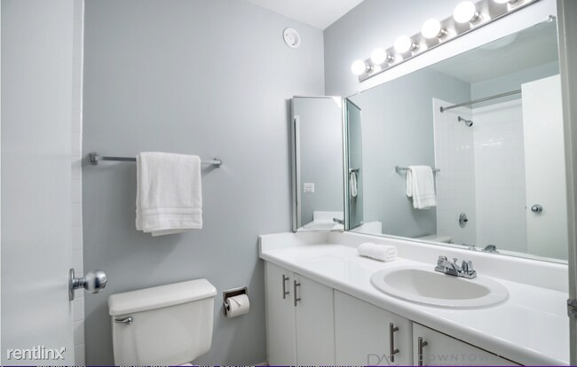 Building Photo - Studio, 1 bath Condo - 401 E Ohio St