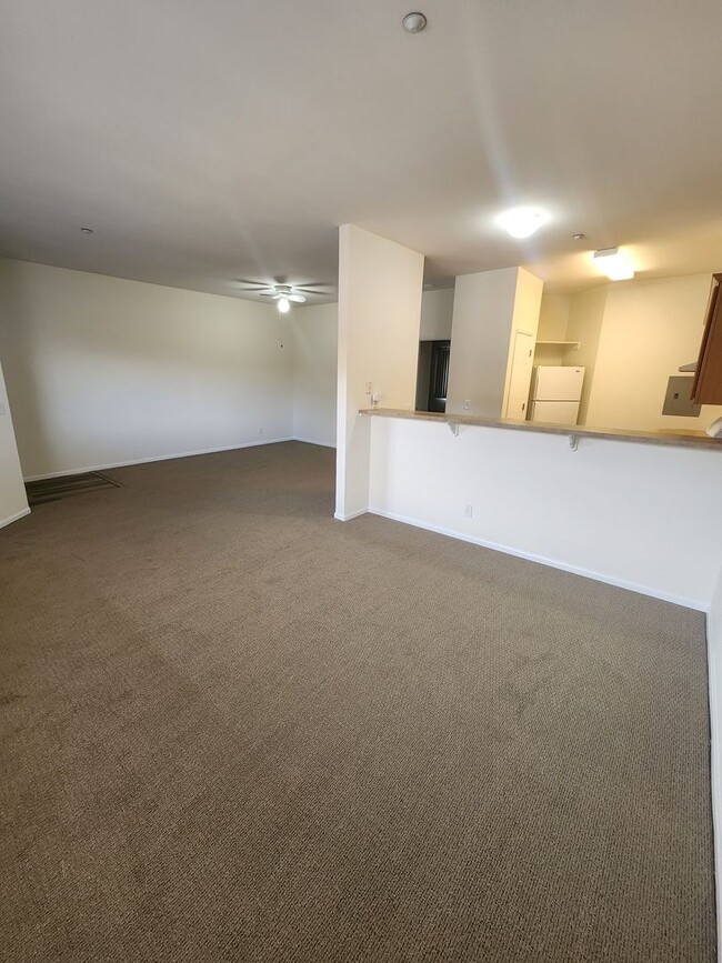 Building Photo - Spacious 1 Bed, 1 Bath Apartment with Priv...