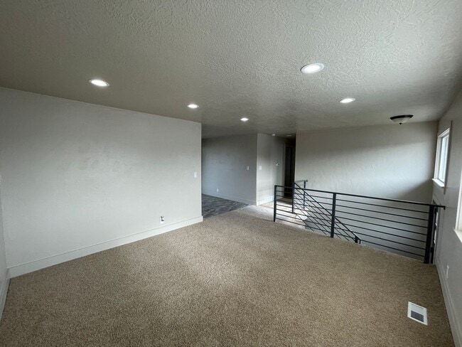Foto del edificio - Spacious 6-Bedroom Magna Home with Fenced Yard