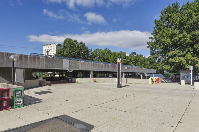 Foto del edificio - 10401 Grosvenor Pl