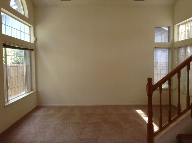 Building Photo - Beautiful 5 bedroom 3 bath home located in Antelope!