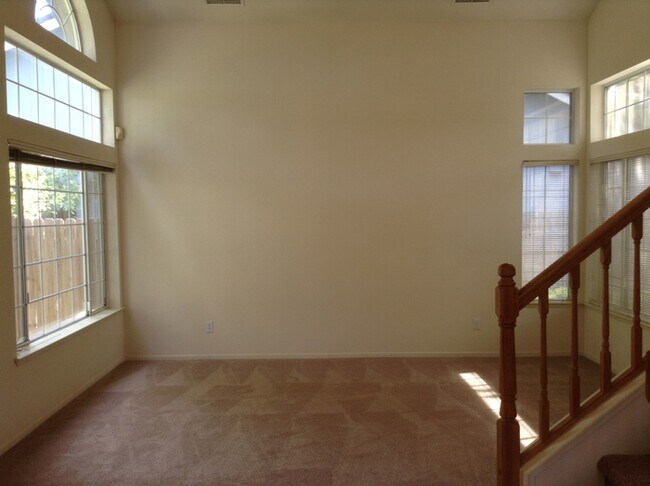 Foto del edificio - Beautiful 5 bedroom 3 bath home located in Antelope!
