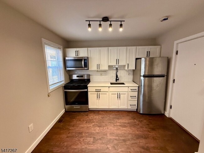 Building Photo - 196 Spring St