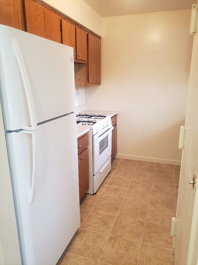 Knollwood Gardens (NO PETS ALLOWED) Apartments Middletown, NJ