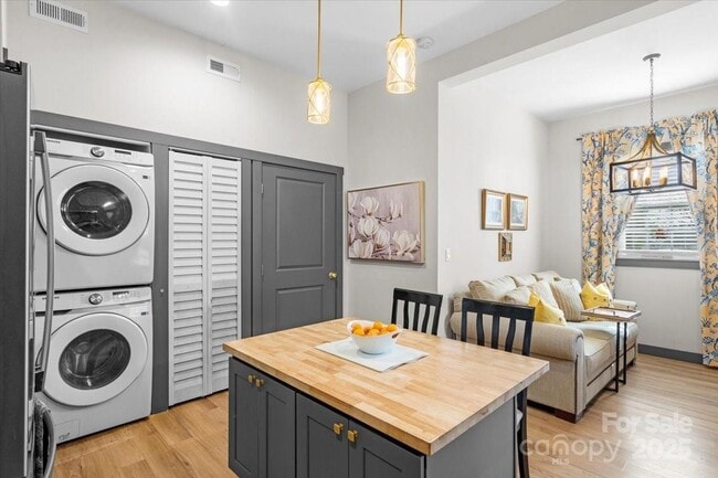 Foto del edificio - 8478 Rocky River Rd