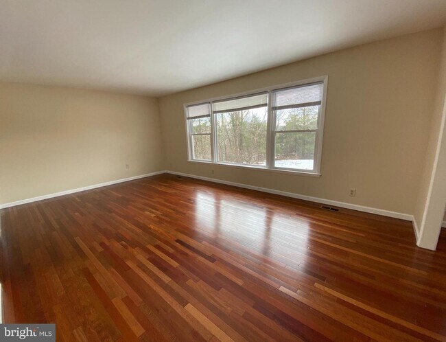 Foto del edificio - 744 Kentland Dr