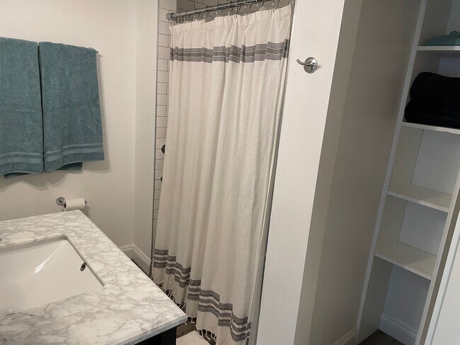 bathroom - 2325 Walgrove Ave