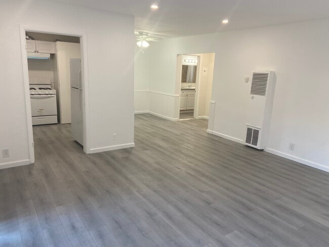 Foto del edificio - 7421 Hazeltine Ave