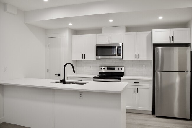 Building Photo - 9938 162 St NW