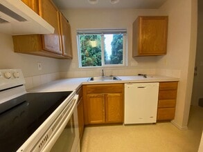 Building Photo - 10420 NE Glisan St