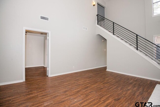 Foto del edificio - 5917 Hollytree Dr