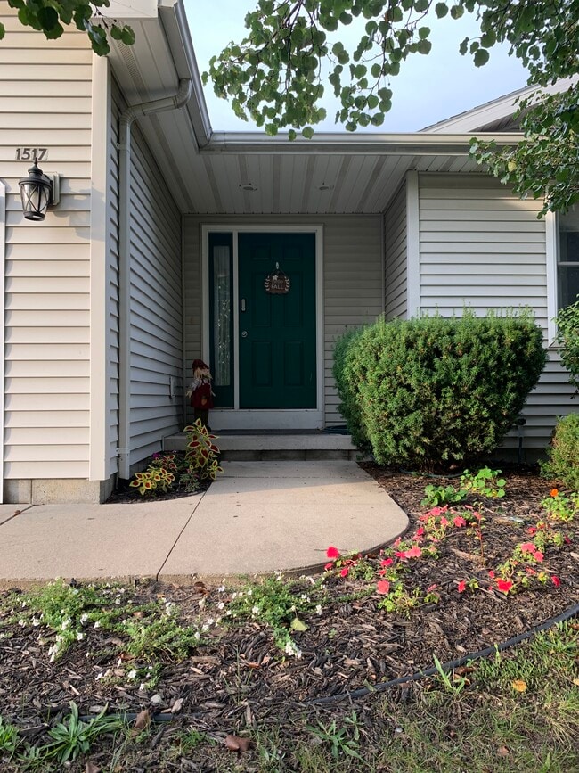 Entryway - 1517 Manor Ln