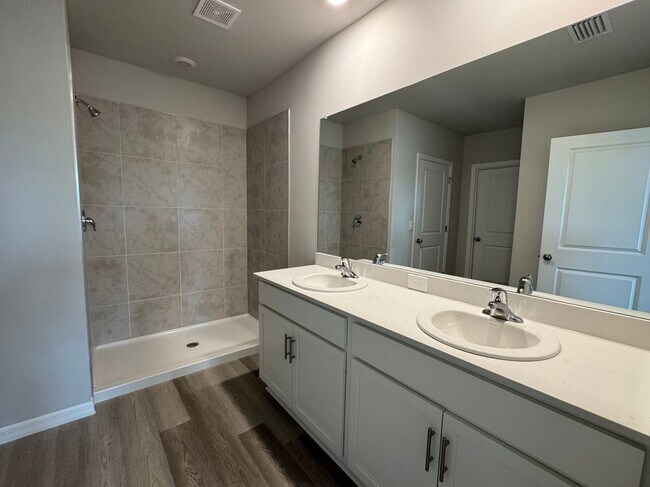 Foto del edificio - 726 Oakridge Ave S