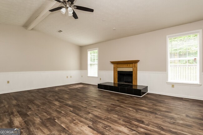 Building Photo - 8560 Glenwoods Dr