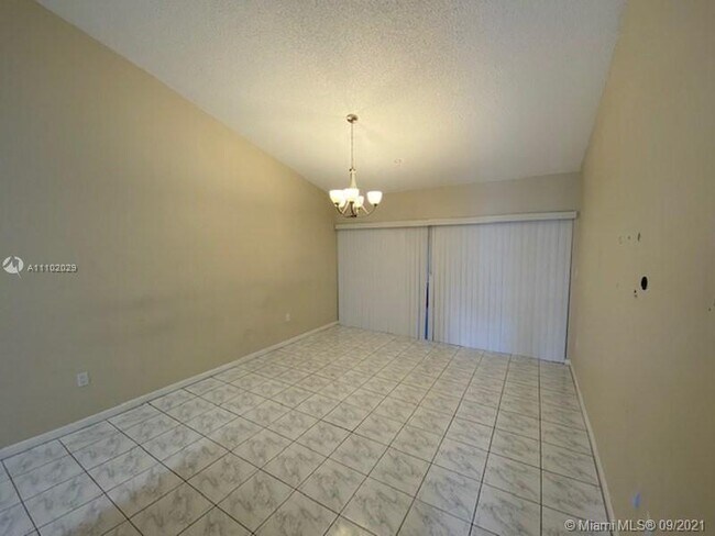 Foto del edificio - 3210 NW 203rd St