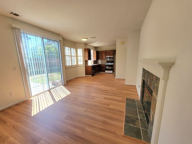 Building Photo - Lovely and Spacious 4-bedroom Beauty in De...