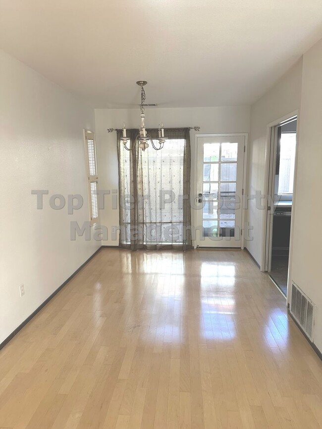 Building Photo - Very nice 2 bed, 2.5 bath, 1,178 sqft Walnut Creek Townhouse in desirable Main Chance Estates Dev...