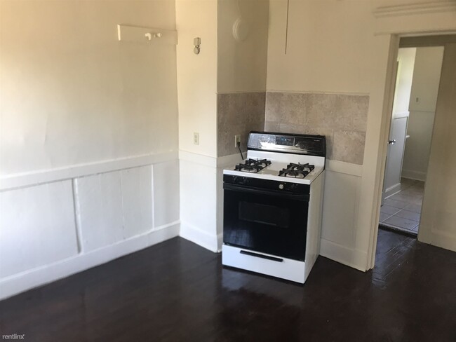 Building Photo - 3 br, 1 bath Triplex - 35 Irvington St 2