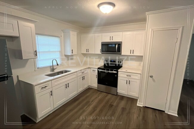 Building Photo - Newly Renovated 3 Bedroom/1 Bathroom Home ...