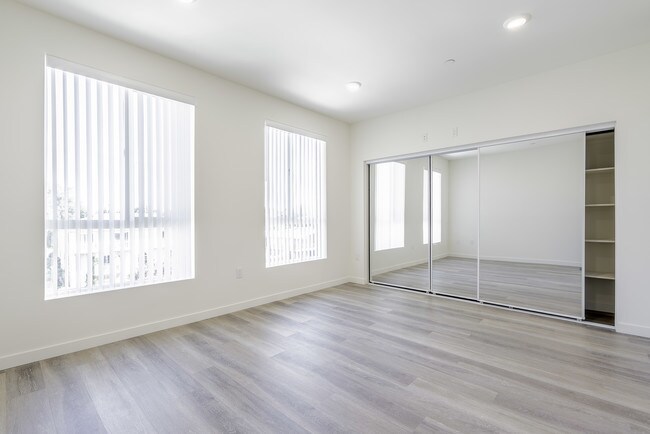 Foto del edificio - THE BURBANK - NILO RESIDENTIALS
