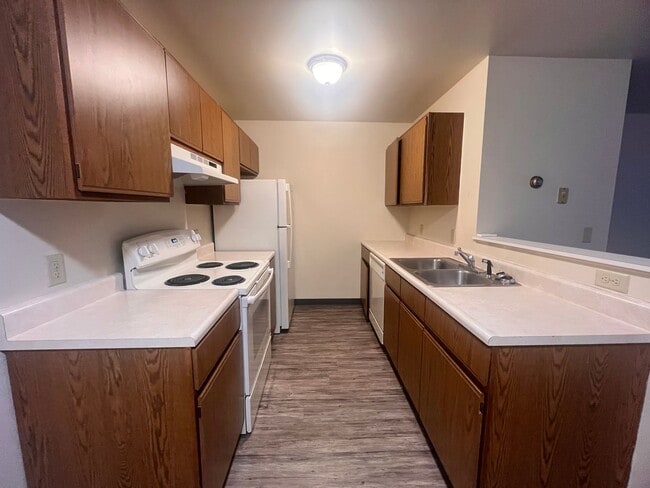 Building Photo - Spacious Two Bedroom Upper Apartment with Laundry in Unit!