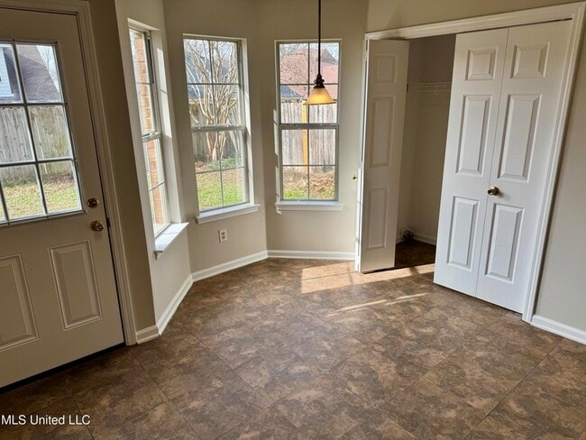 Building Photo - 8289 Clubview Dr