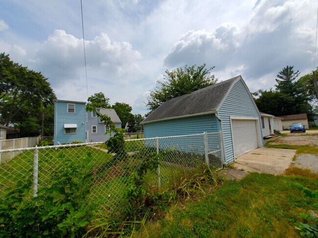 Foto del edificio - FOR RENT- Large Home with Fenced in Yard n...