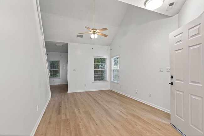 Building Photo - 302 Dorothy Dr