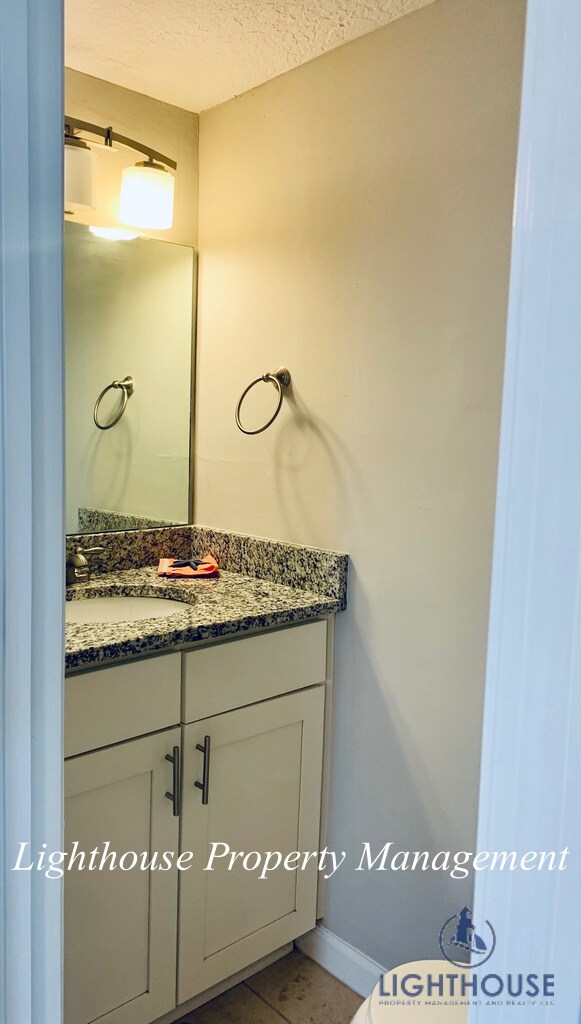 Foto del edificio - Walk To The Beach From This Beautiful Updated Townhome