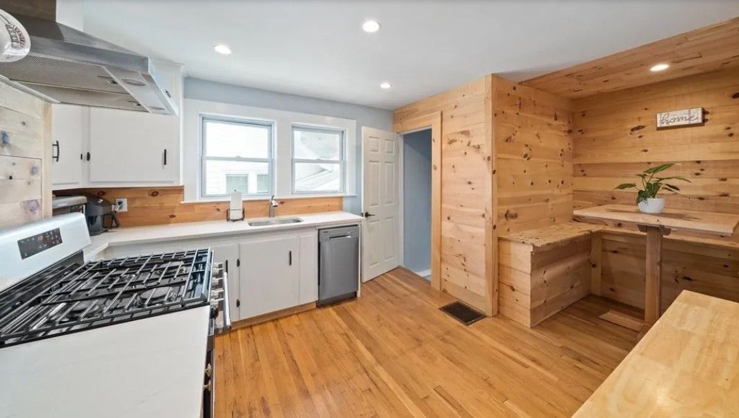 Primary Photo - 23 Leonard Rd
