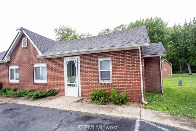 Building Photo - "Cozy 1-Bedroom Oasis in Greenfield – Perf...