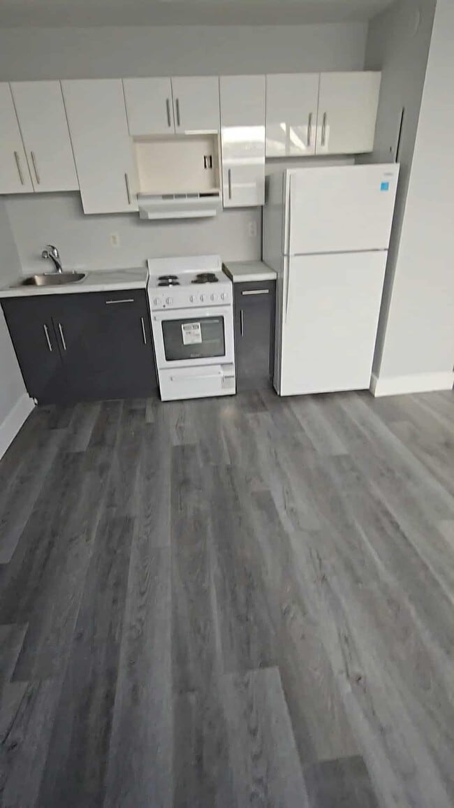 Building Photo - 570 Ellice Ave