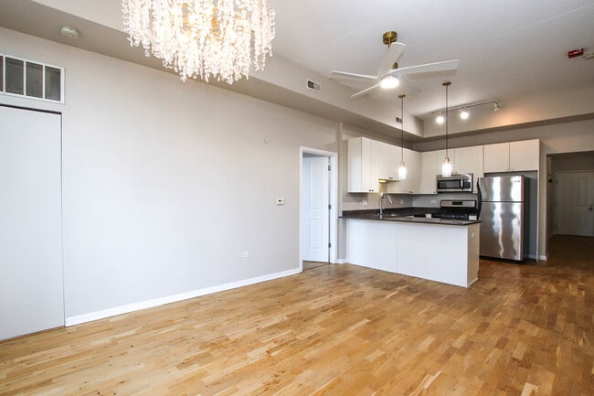 Building Photo - 1464 S Michigan Ave