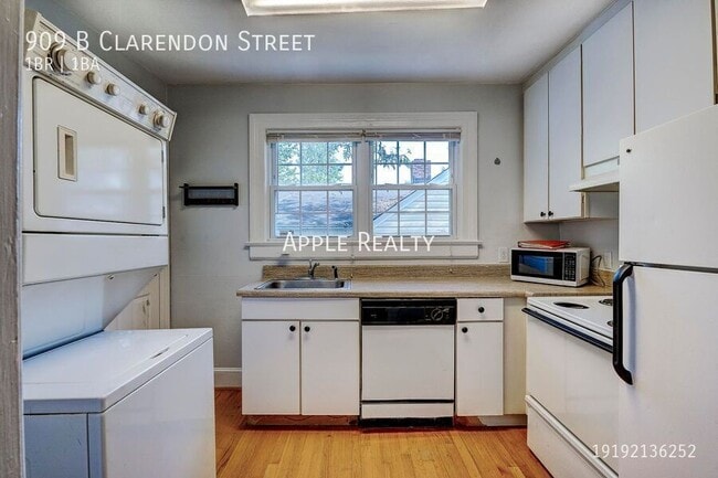 Building Photo - 909 Clarendon St