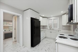 Building Photo - 445 New Elm St