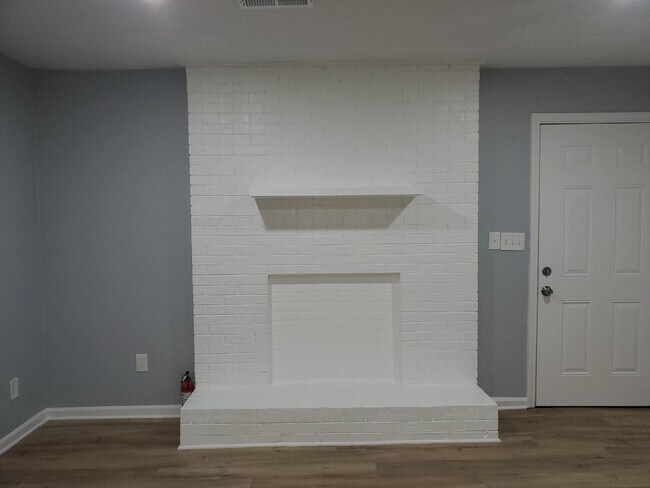 Foto del edificio - $500 off one month.  Call for details. "Ch...